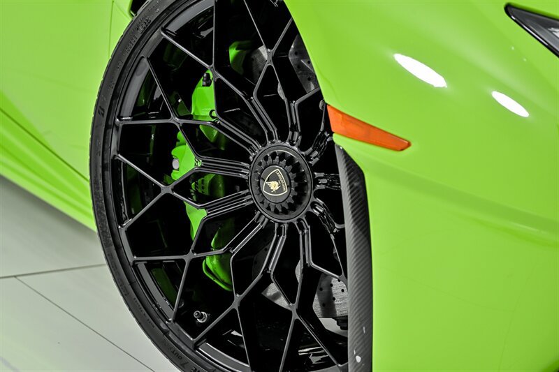 Used 2022 Lamborghini Huracan STO RWD image 3