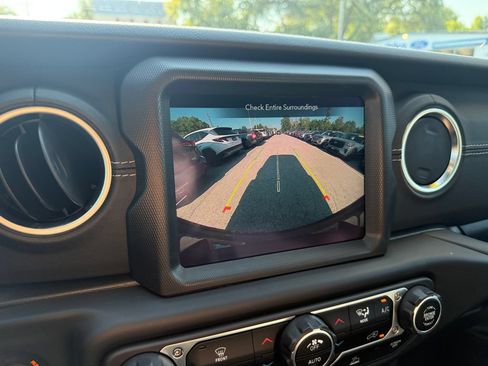Used 2023 Jeep Wrangler Unlimited Sahara AWD/4WD image 32