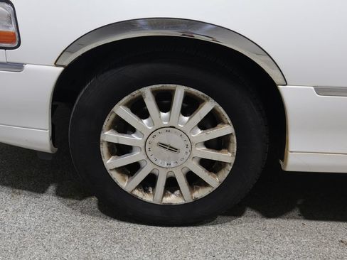 Used 2006 Lincoln Town Car Signature RWD image 8