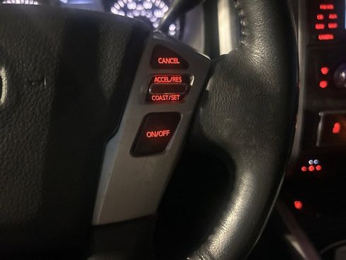 Used 2017 Nissan Titan SV image 17