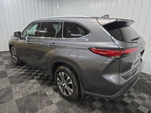 Used 2022 Toyota Highlander XLE image 9