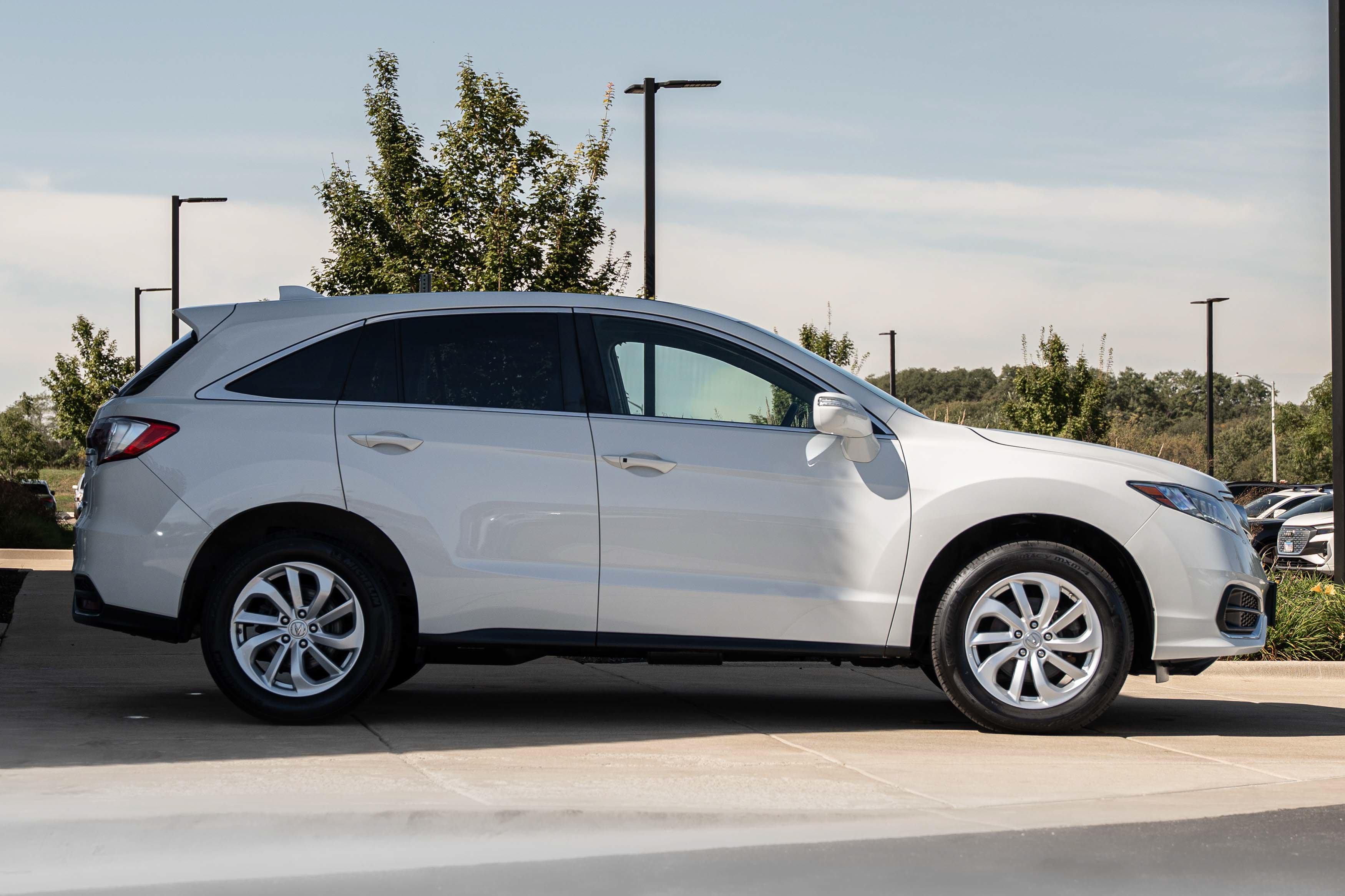 Used 2018 Acura RDX w/ Technology Package AWD/4WD image 3