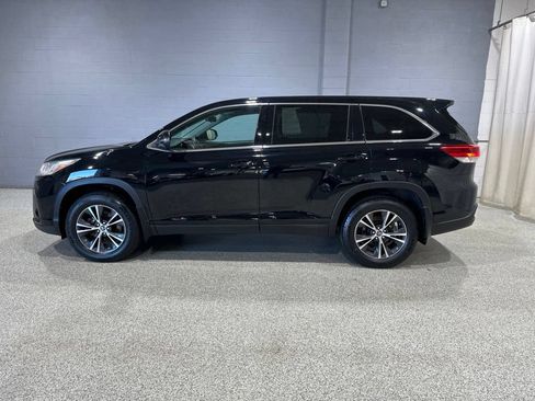 Used 2019 Toyota Highlander LE AWD/4WD image 5
