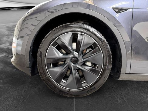 Used 2024 Tesla Model Y Long Range AWD/4WD image 29