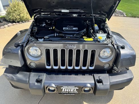 Used 2018 Jeep Wrangler Unlimited Sahara w/ Connectivity Group AWD/4WD image 21