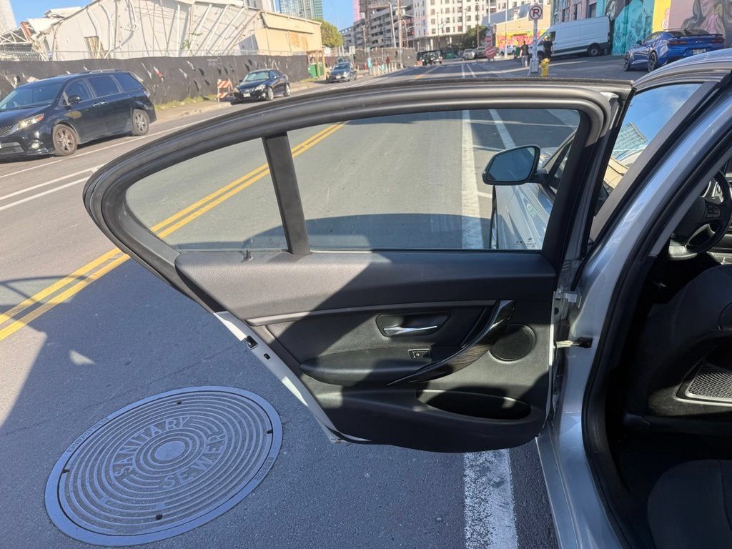 Used 2018 BMW 320i Sedan RWD image 8