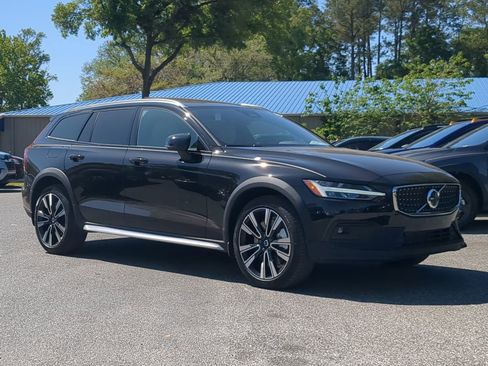 New 2025 Volvo V60 B5 Cross Country Ultra w/ Protection Package Premier image 2