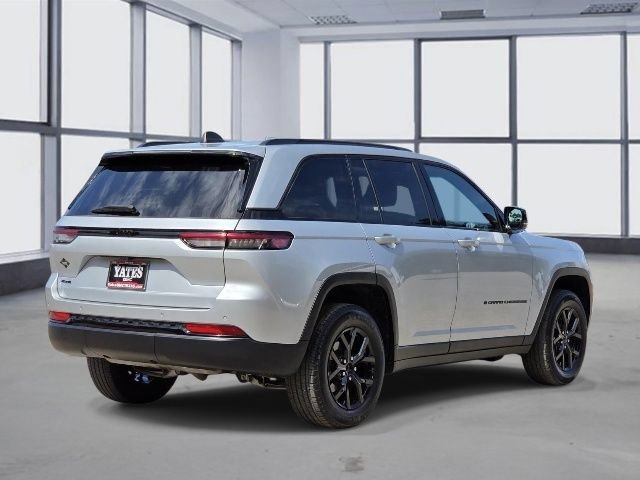 Used 2025 Jeep Grand Cherokee Altitude AWD/4WD image 5