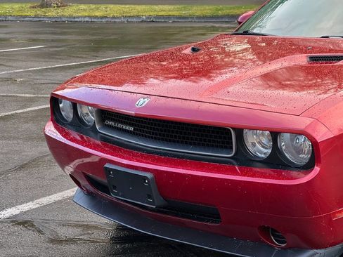 Used 2010 Dodge Challenger SE image 9