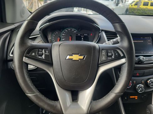 Used 2022 Chevrolet Trax LT w/ Midnight Edition image 17