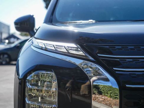 Used 2025 Mitsubishi Outlander ES AWD/4WD image 10