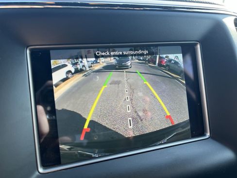 Used 2019 Jeep Grand Cherokee Laredo image 25