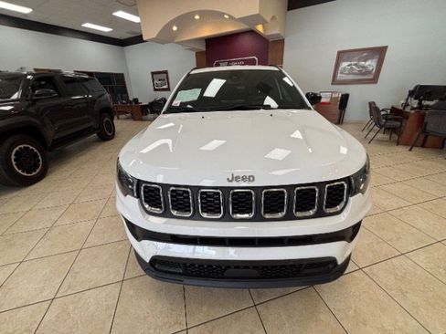 Used 2024 Jeep Compass Latitude AWD/4WD image 2