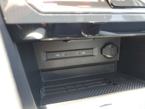 Used 2025 Volkswagen Taos SE w/ Panoramic Sunroof Package FWD image 32