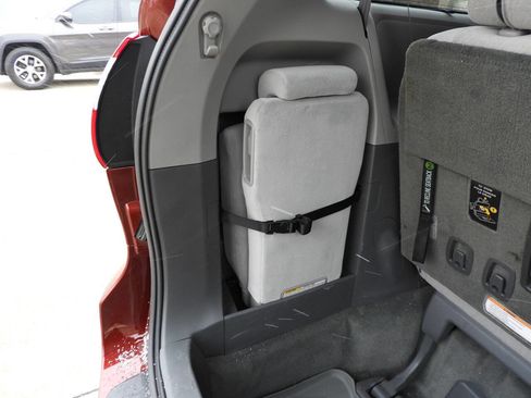 Used 2015 Toyota Sienna LE image 30