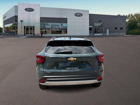 Used 2025 Chevrolet Trax LT w/ LT Convenience Package FWD image 8