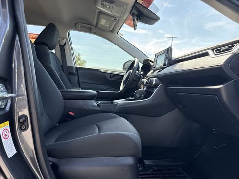 Used 2019 Toyota RAV4 LE FWD image 27