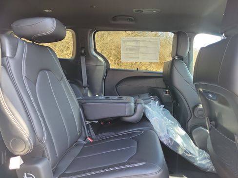 New 2026 Chrysler Pacifica Select FWD image 28