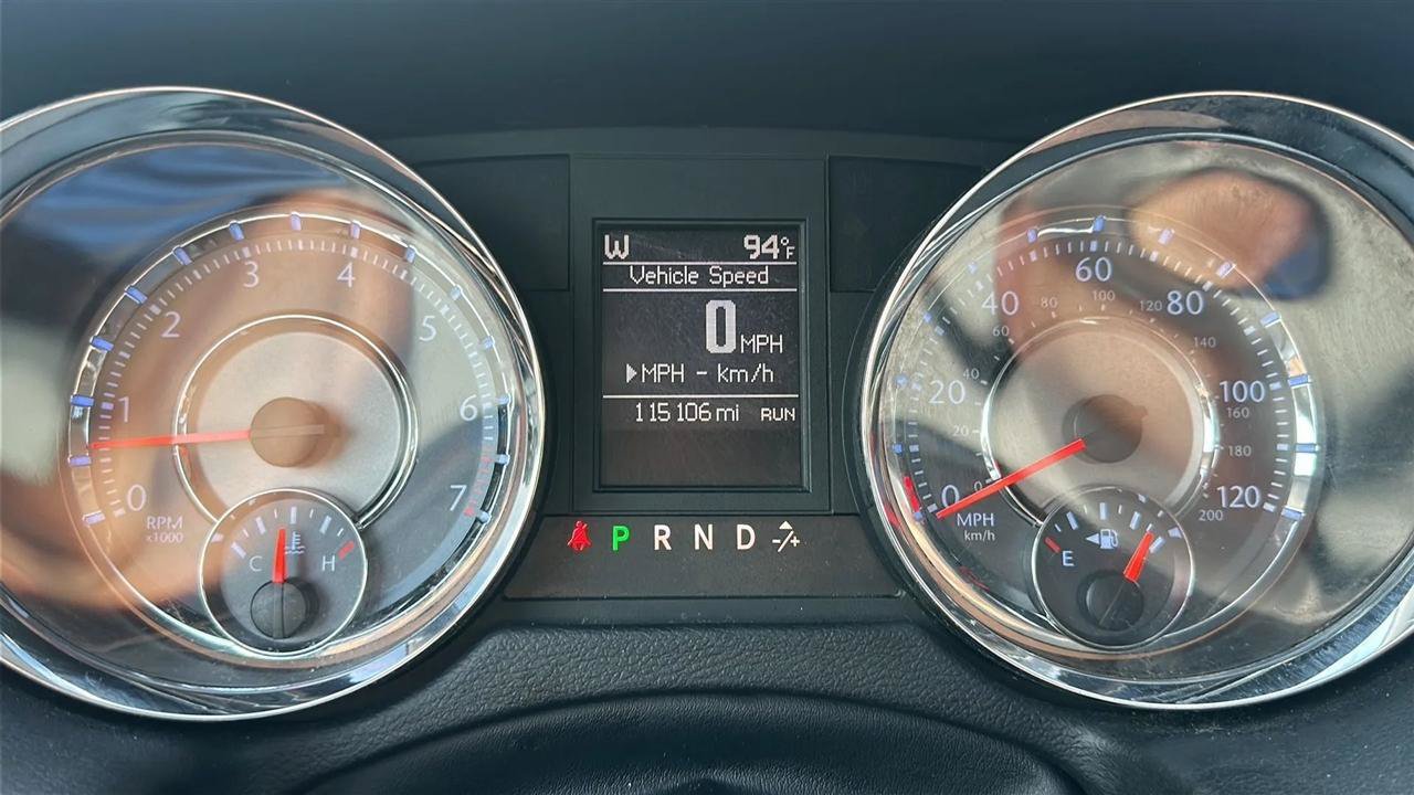 Used 2016 Chrysler Town & Country Touring FWD image 38