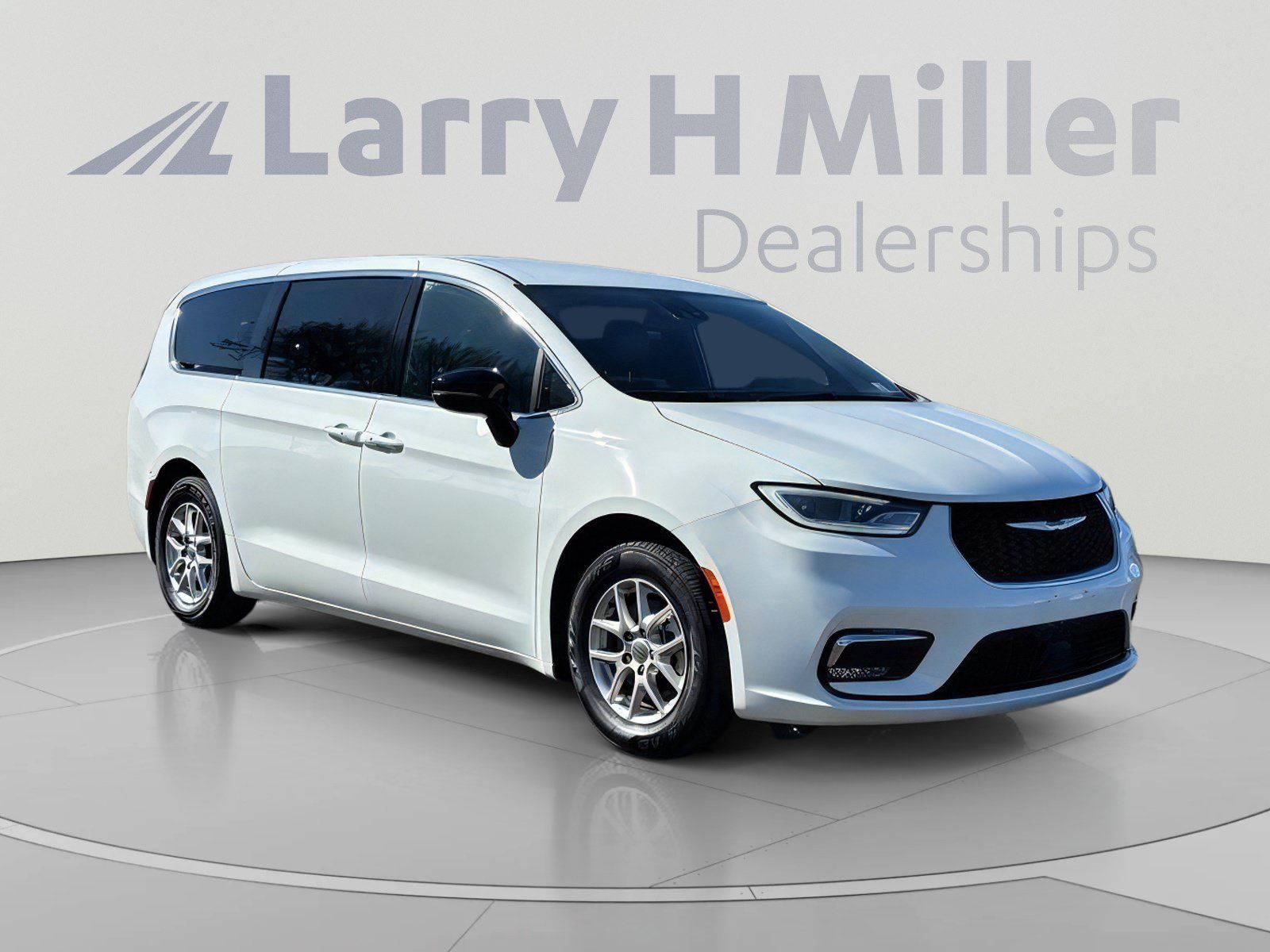 Used 2025 Chrysler Pacifica Select FWD image 8