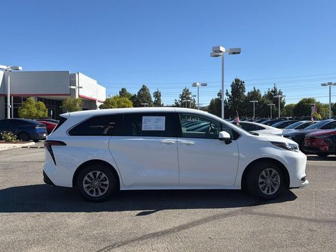 Certified 2023 Toyota Sienna LE FWD image 3