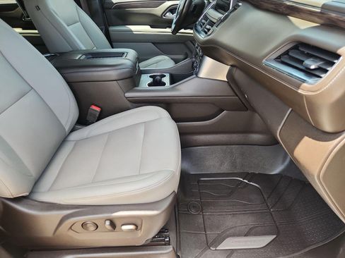 Used 2022 Chevrolet Suburban LT w/ Luxury Package RWD image 29