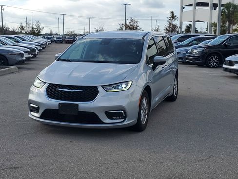 Used 2023 Chrysler Pacifica Touring-L image 8