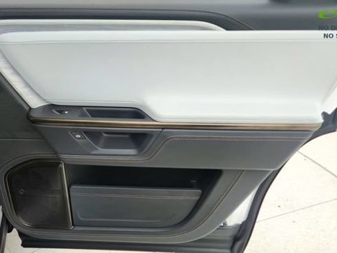 Used 2025 Rivian R1S Premium AWD/4WD image 29