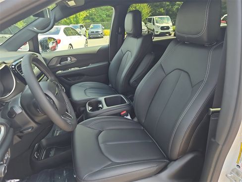 New 2026 Chrysler Voyager LX image 17