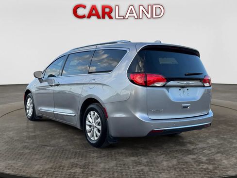 Used 2018 Chrysler Pacifica Touring-L FWD image 4