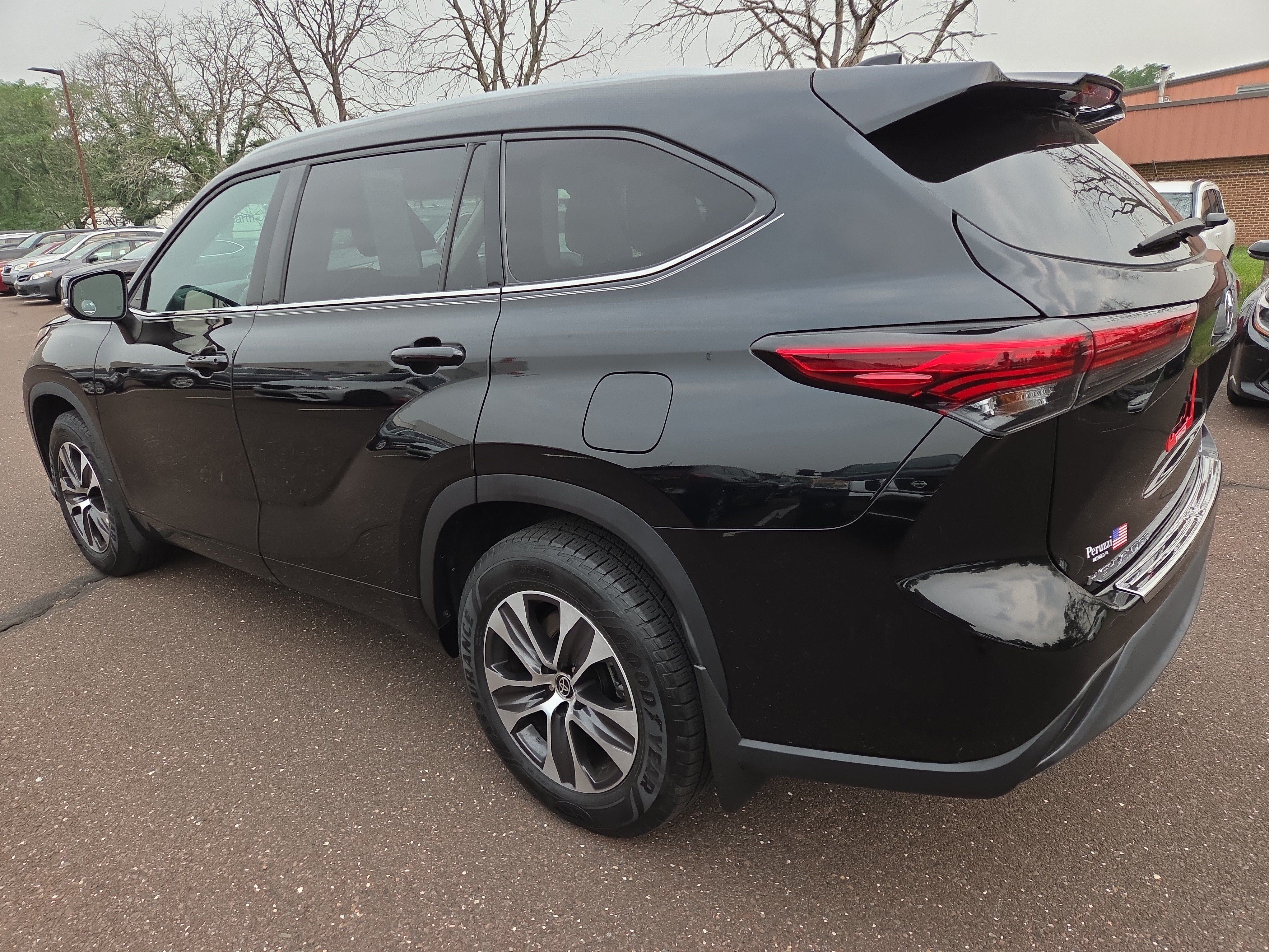 Used 2022 Toyota Highlander XLE AWD/4WD image 5