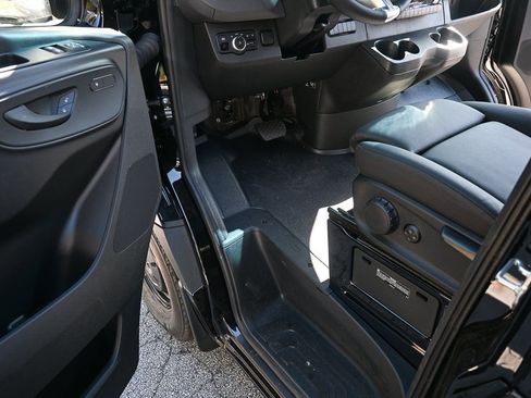 Used 2025 Mercedes-Benz Sprinter 2500 image 7