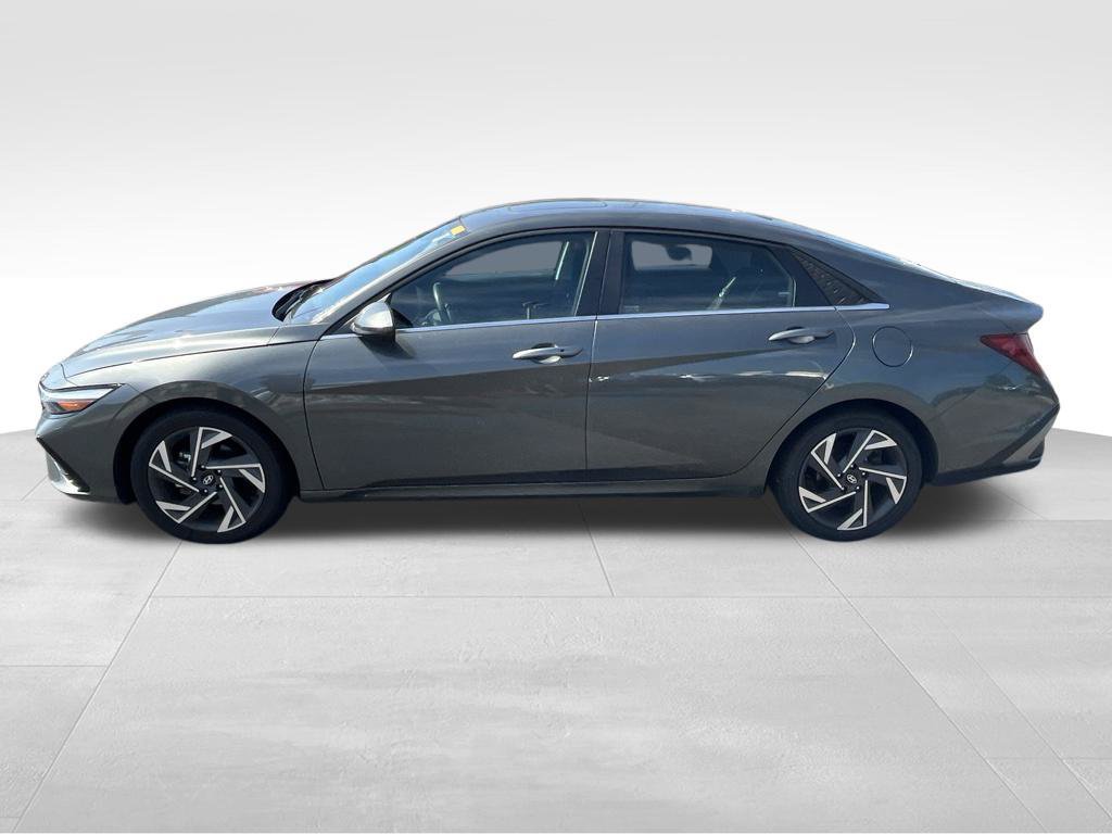 Used 2025 Hyundai Elantra SEL FWD image 2
