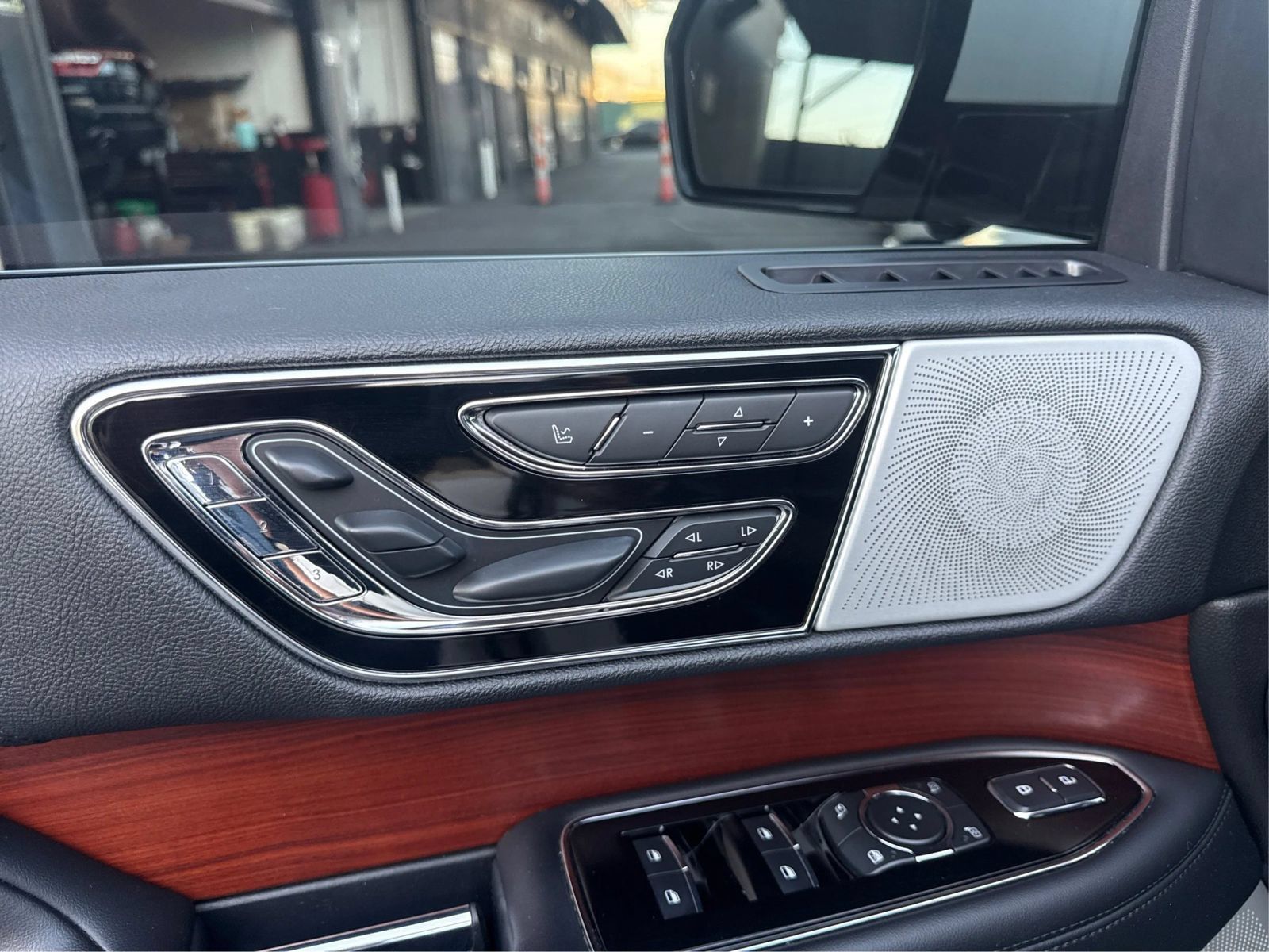 Used 2021 Lincoln Navigator Reserve AWD/4WD image 19