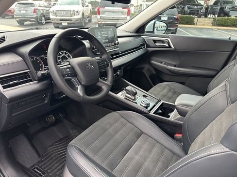 Used 2024 Mitsubishi Outlander SE image 12
