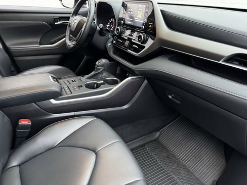 Used 2022 Toyota Highlander XLE image 8