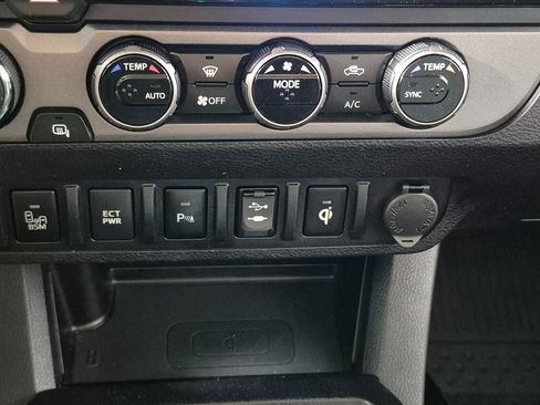 Used 2017 Toyota Tacoma TRD Sport image 19