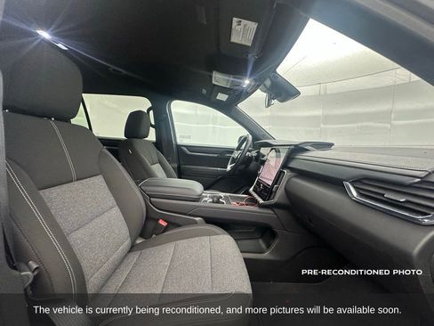 Used 2025 GMC Acadia Elevation image 13