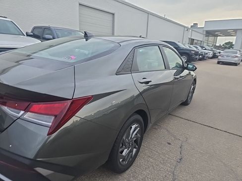 Used 2024 Hyundai Elantra SEL FWD image 3