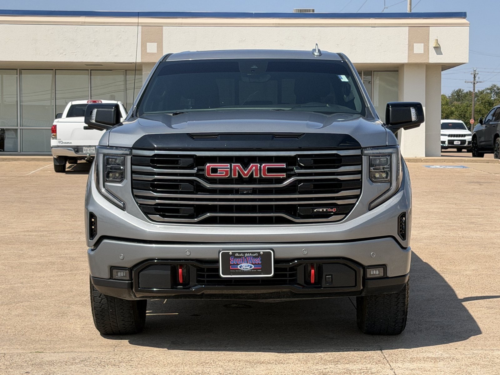 Used 2025 GMC Sierra 1500 AT4 w/ AT4 Premium Package AWD/4WD image 9