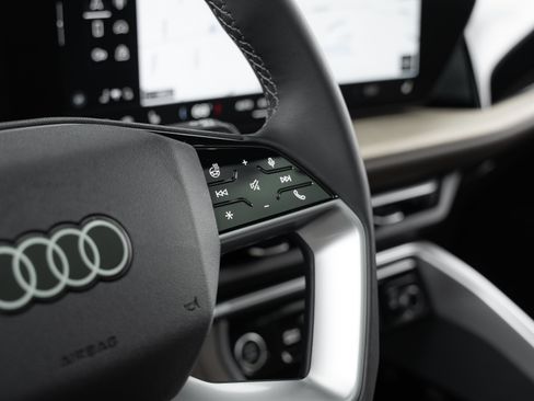 Certified 2025 Audi Q5 Premium w/ Convenience Package AWD/4WD image 12