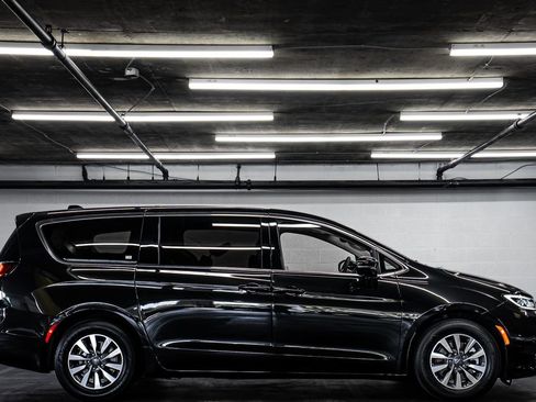 Used 2024 Chrysler Pacifica Limited FWD image 6