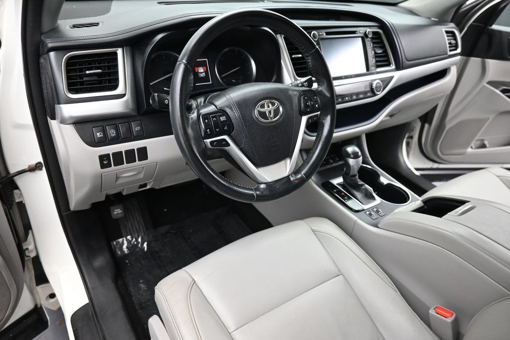Used 2017 Toyota Highlander XLE AWD/4WD image 12