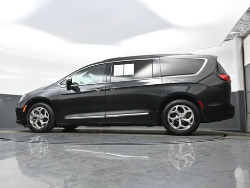 Used 2022 Chrysler Pacifica Limited FWD image 30