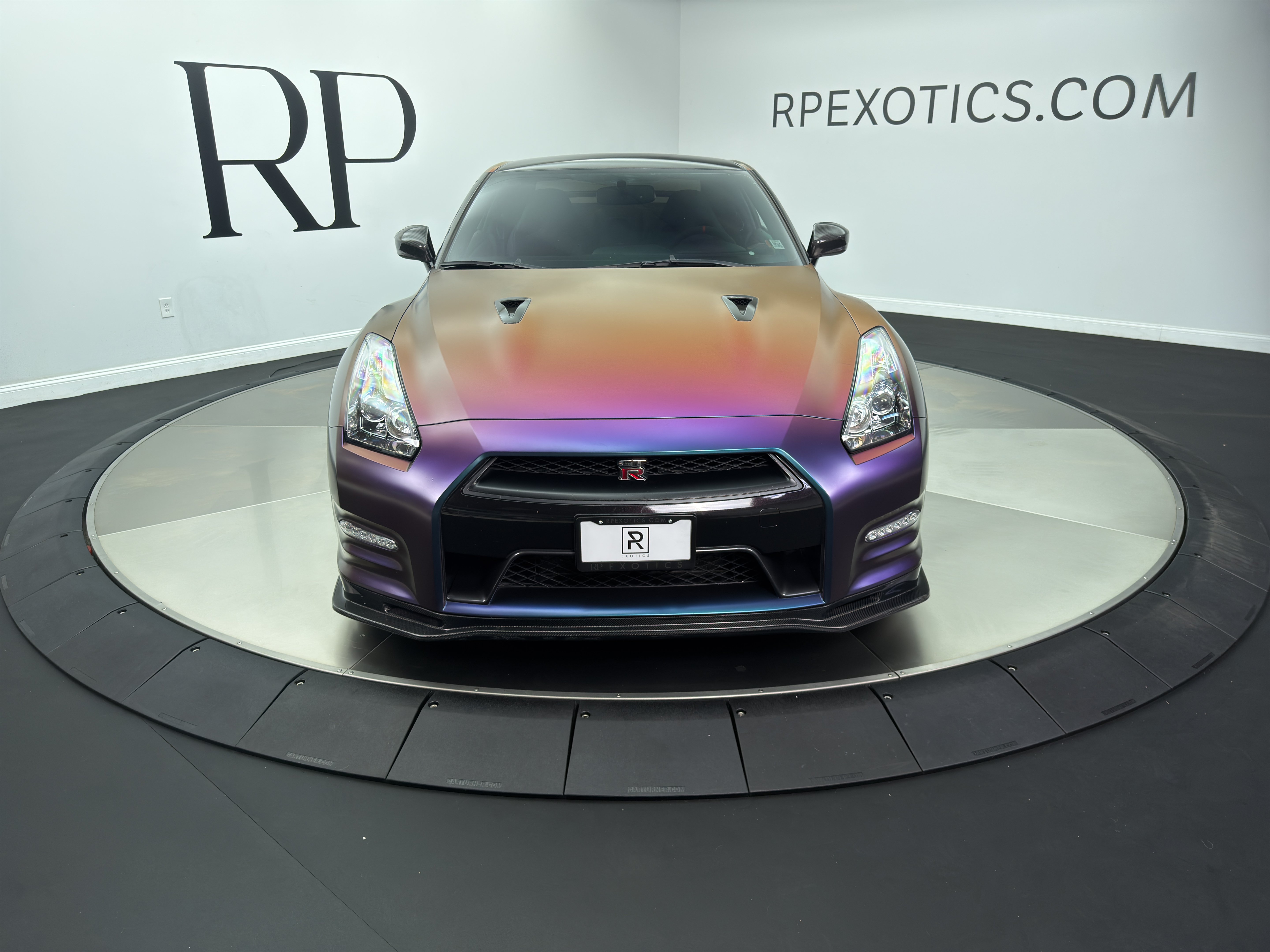 Used 2013 Nissan GT-R Premium AWD/4WD image 2