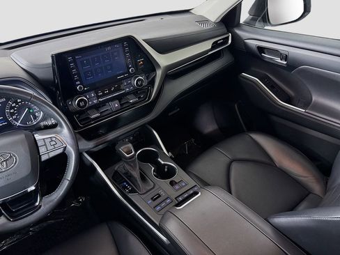 Used 2021 Toyota Highlander XLE image 25