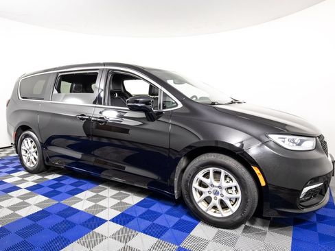 Used 2025 Chrysler Pacifica Select FWD image 2