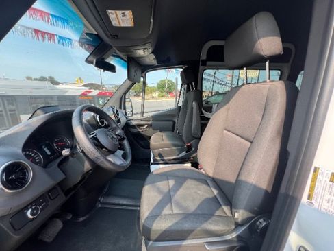 Used 2025 Mercedes-Benz Sprinter 2500 image 10