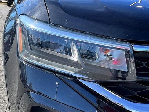 Used 2024 Volkswagen Taos SE image 32