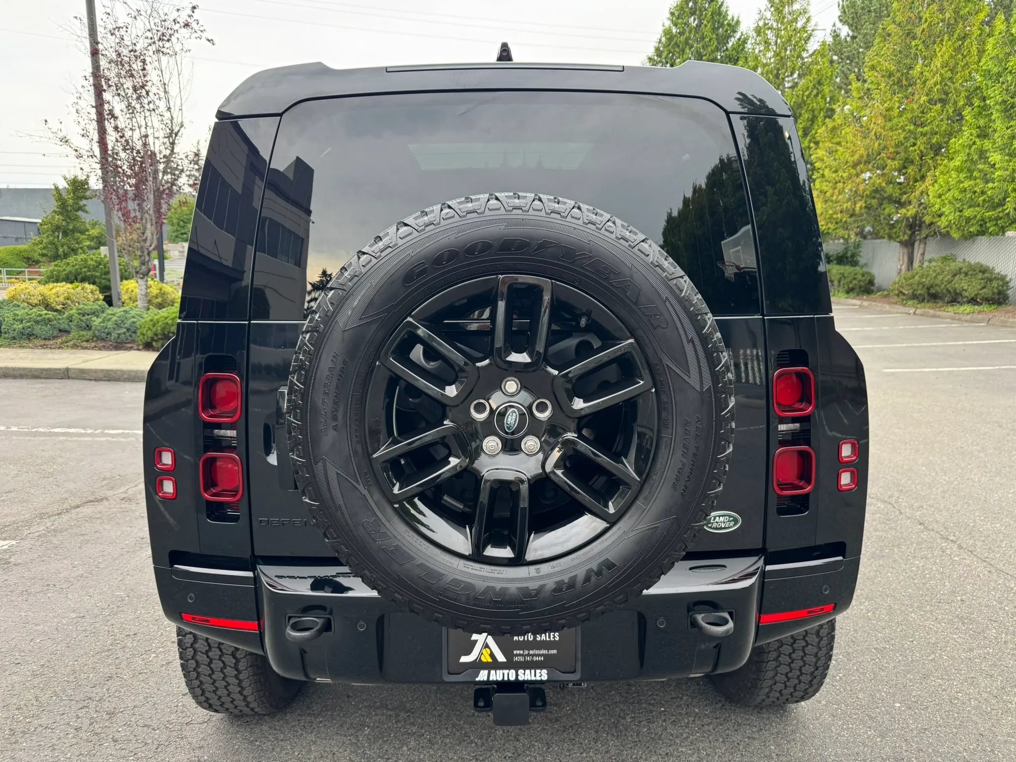 Used 2022 Land Rover Defender 90 X-Dynamic S AWD/4WD image 9